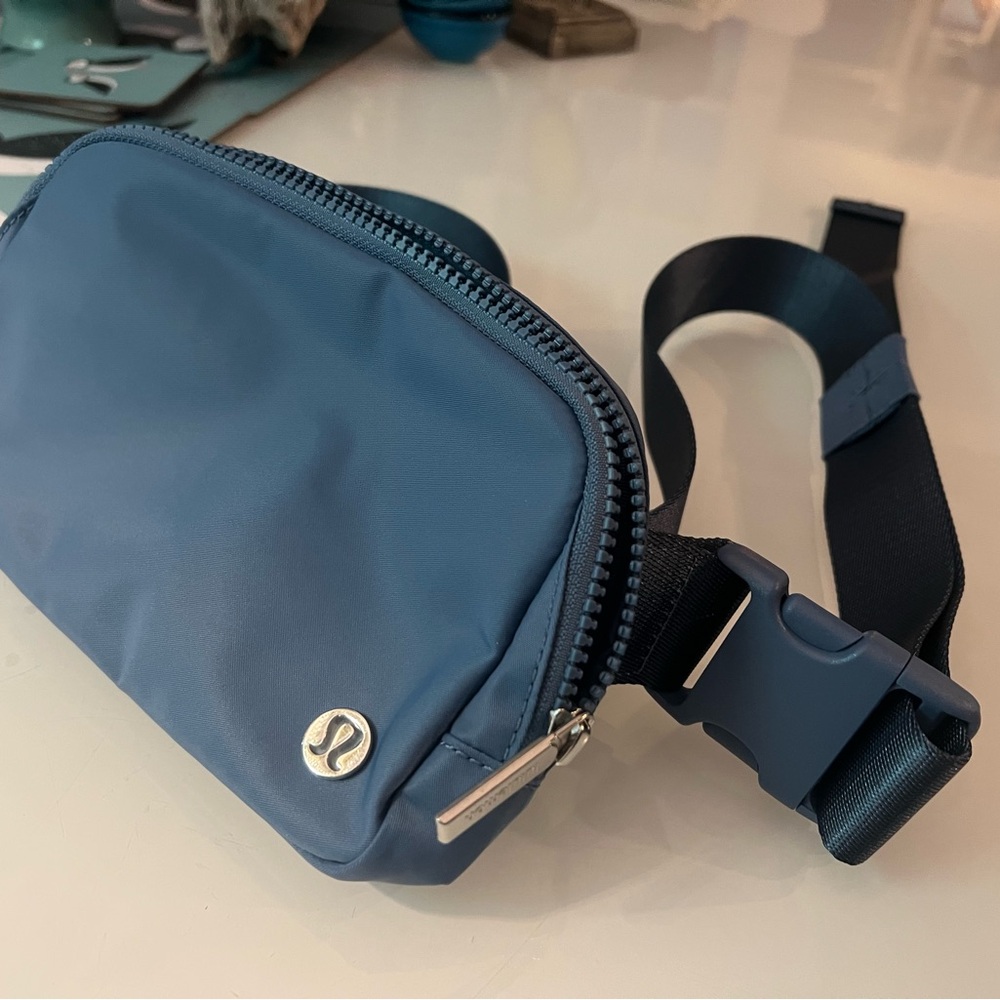 Lulu Lemon cross body everywhere bag
